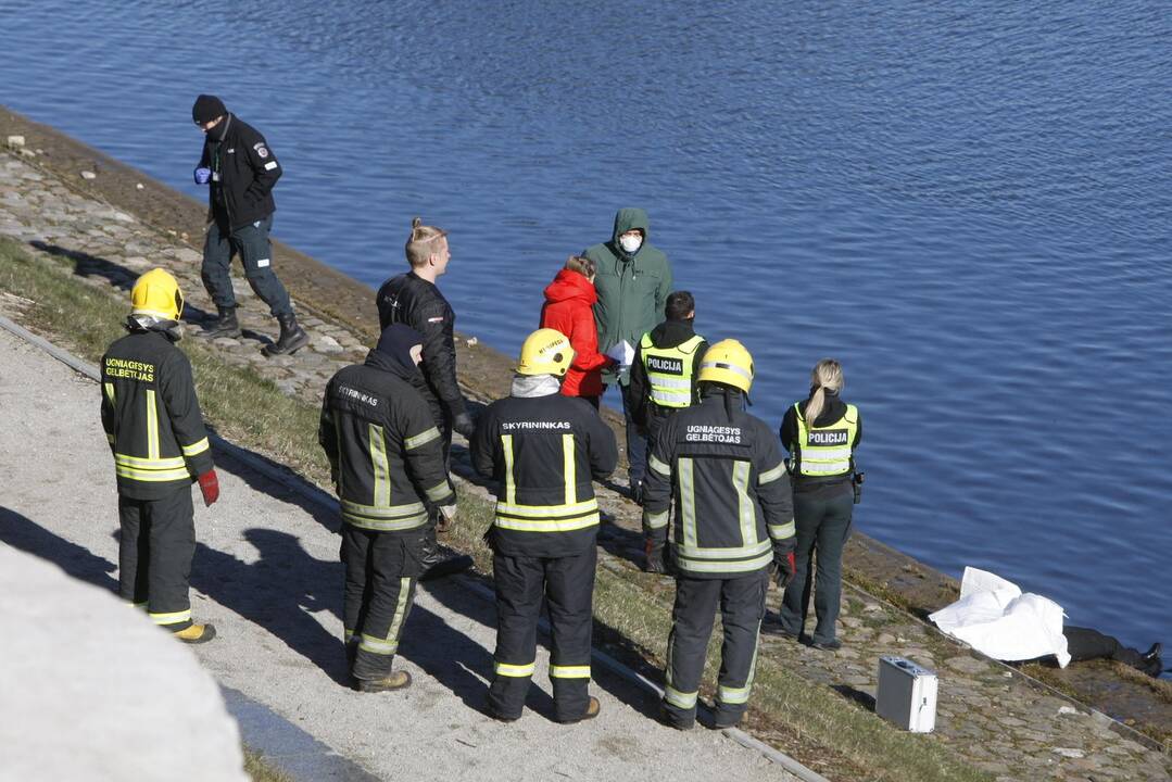 Klaipėdoje praeivis pastebėjo tvenkinyje plūduriuojantį skenduolį