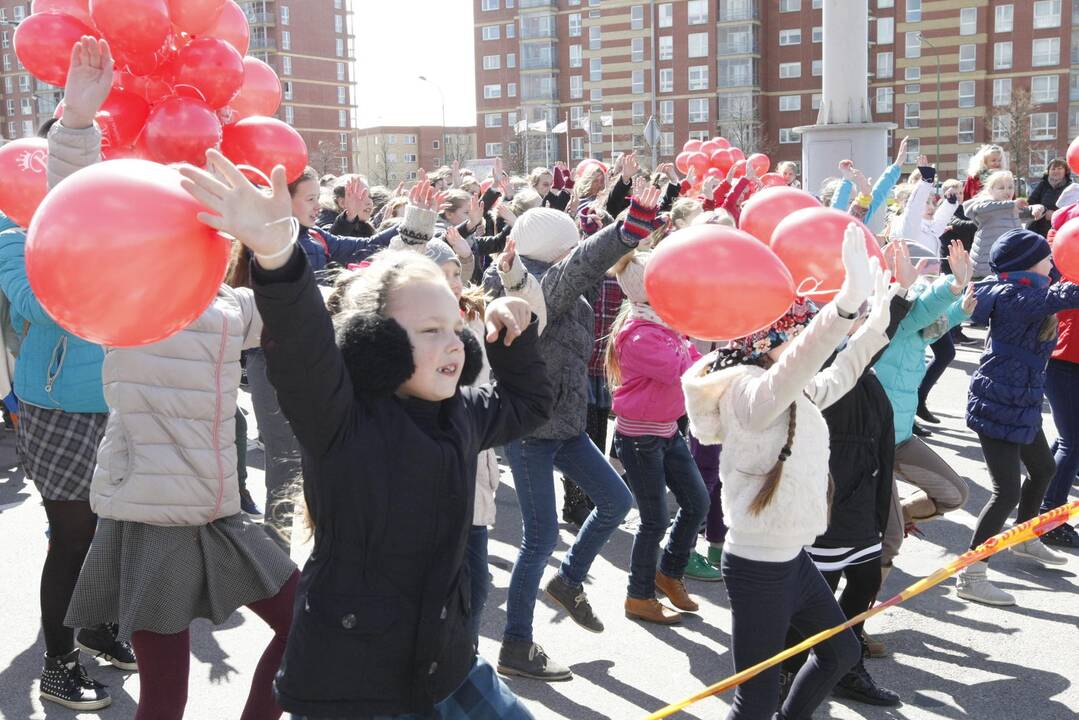 400 Klaipėdos mokinių šoko bendrą Draugystės šokį