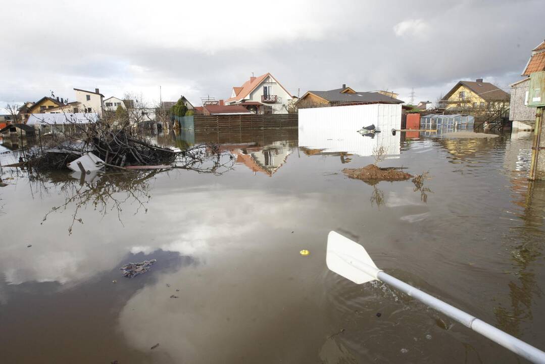 Purmaliuose vanduo tuoj sieks namų stogus