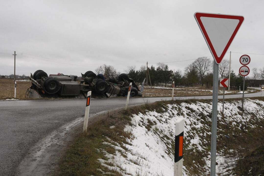 Klaipėdos rajone apsivertė pienovežis