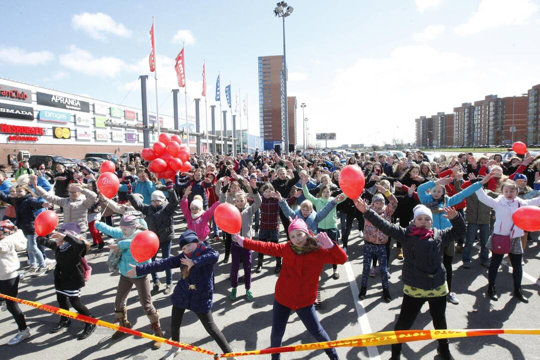 400 Klaipėdos mokinių šoko bendrą Draugystės šokį