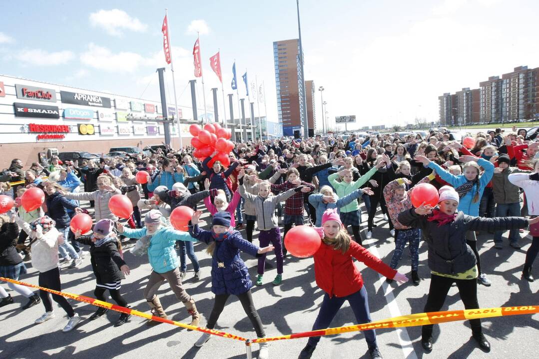 400 Klaipėdos mokinių šoko bendrą Draugystės šokį