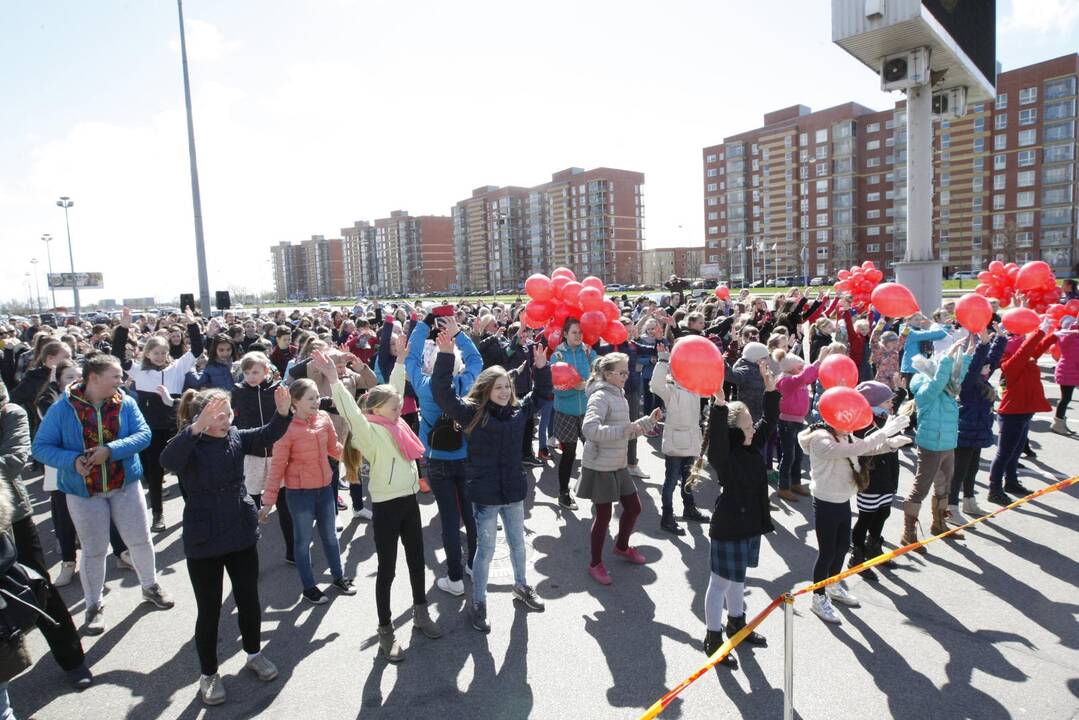 400 Klaipėdos mokinių šoko bendrą Draugystės šokį