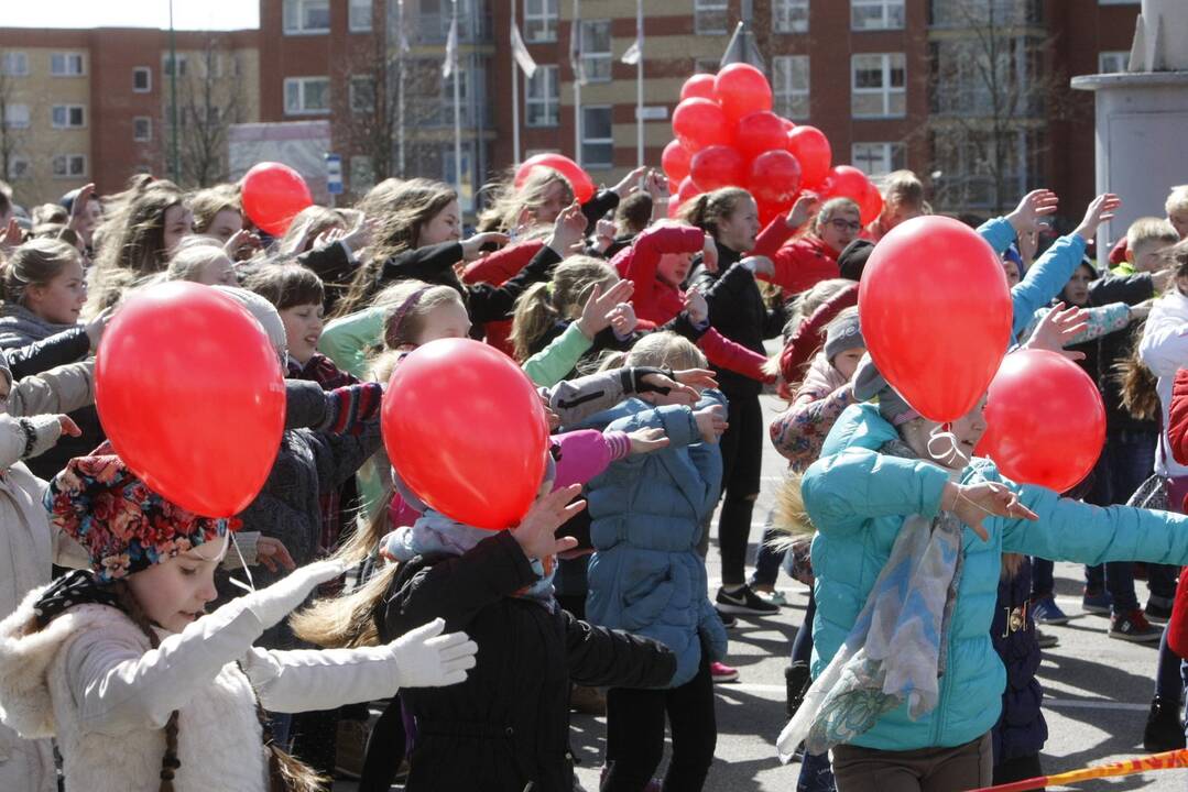 400 Klaipėdos mokinių šoko bendrą Draugystės šokį