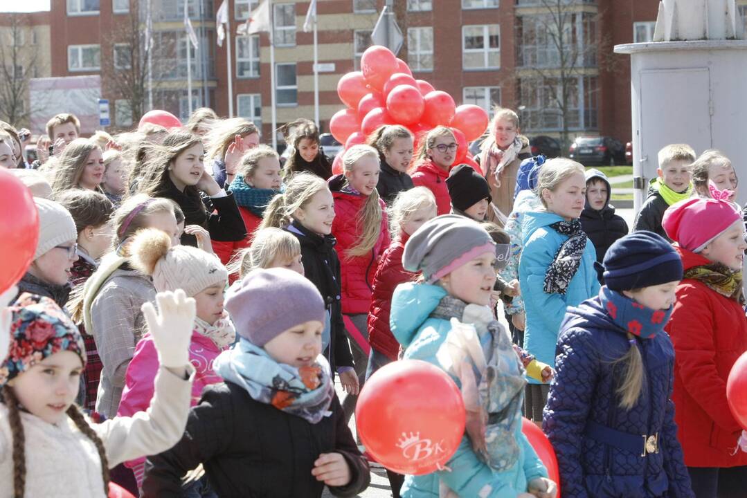 400 Klaipėdos mokinių šoko bendrą Draugystės šokį