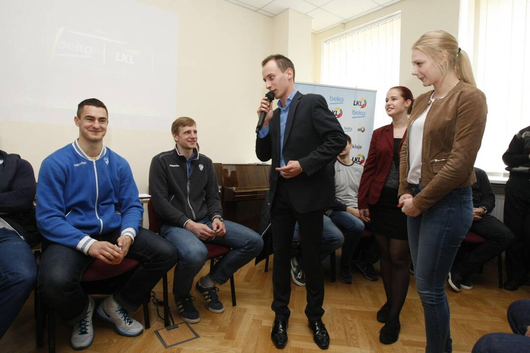 Moksleiviai susitiko su "Neptūno" komandos krepšininkais
