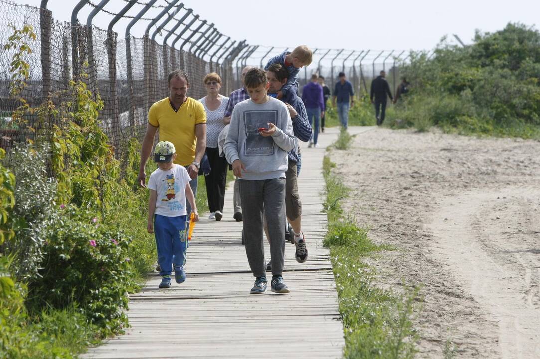 Sekmadienį pavakarį klaipėdiečiai laiką leido prie jūros