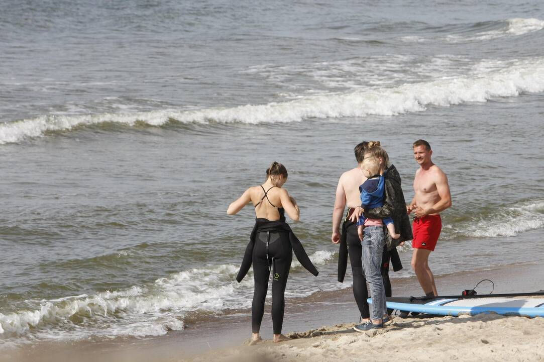 Sekmadienį pavakarį klaipėdiečiai laiką leido prie jūros