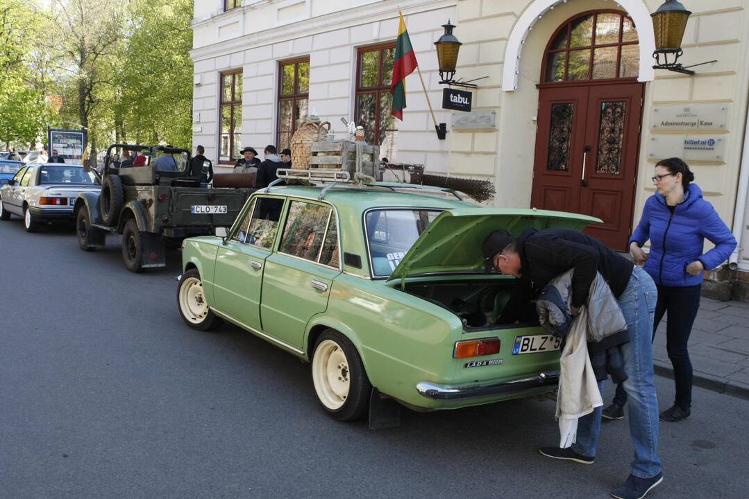 Senovinių automobilių paradas 