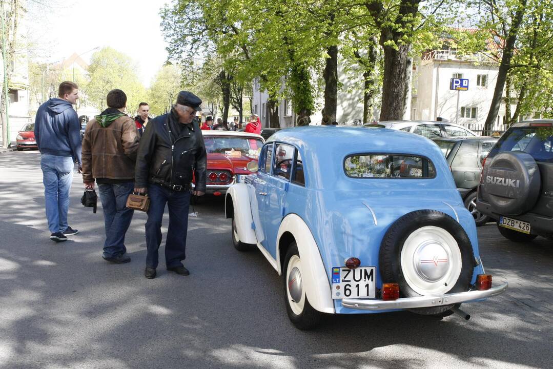 Senovinių automobilių paradas 