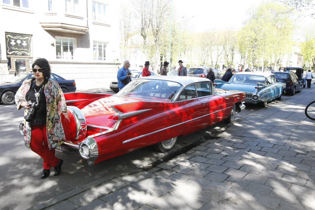 Senovinių automobilių paradas 