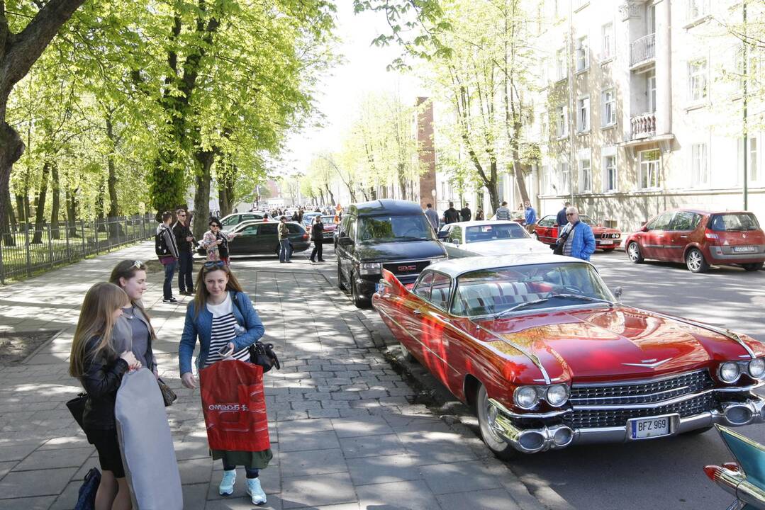 Senovinių automobilių paradas 