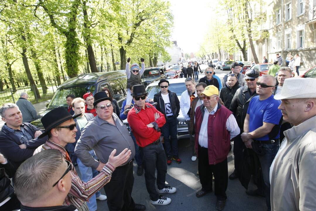 Senovinių automobilių paradas 