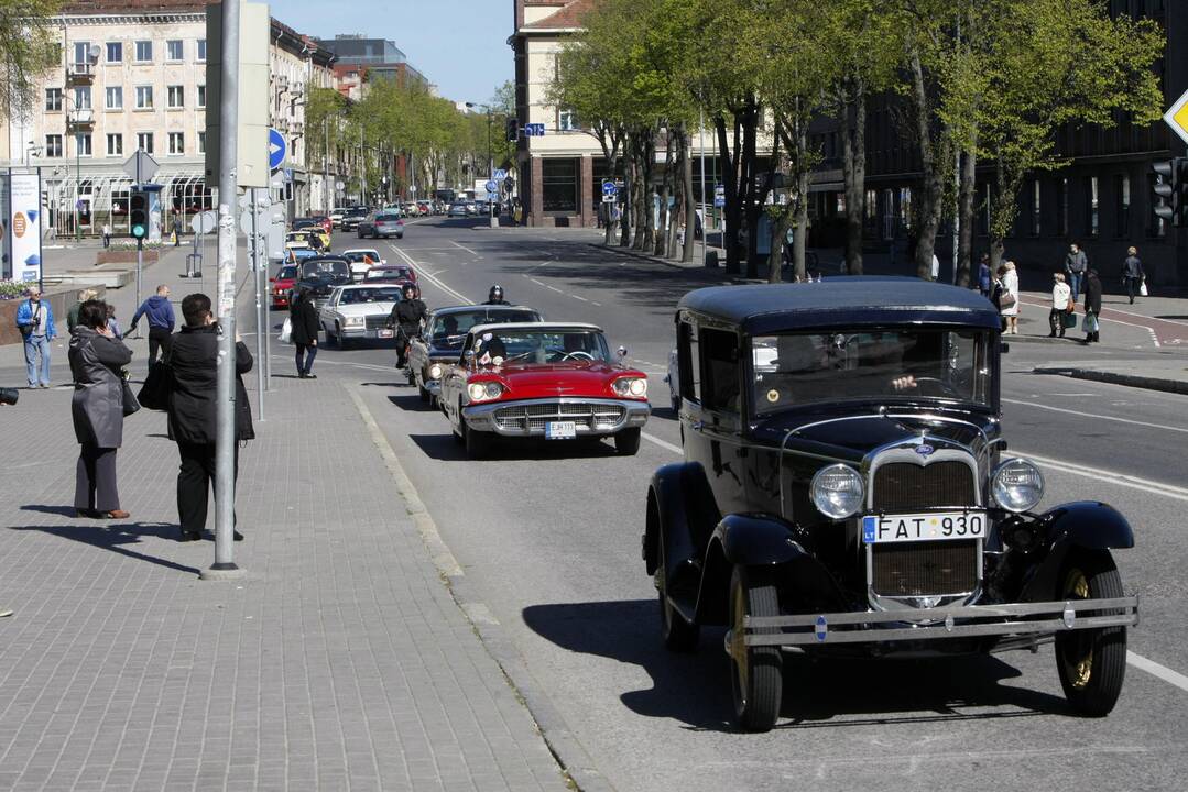 Senovinių automobilių paradas 