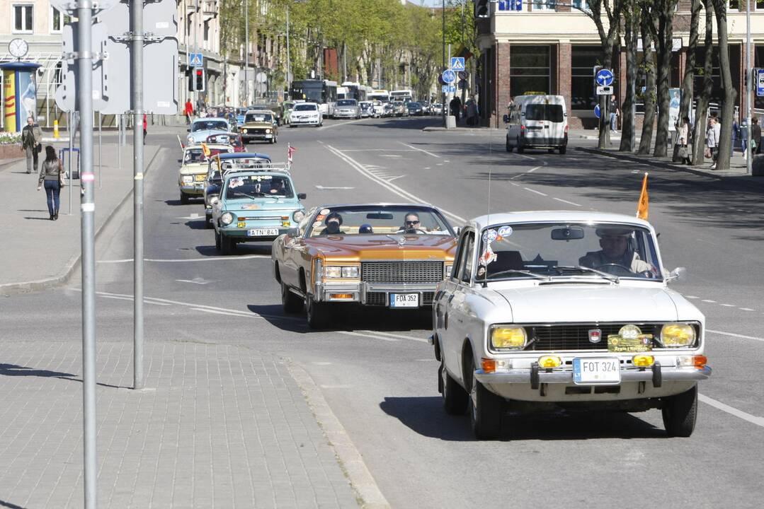 Senovinių automobilių paradas 