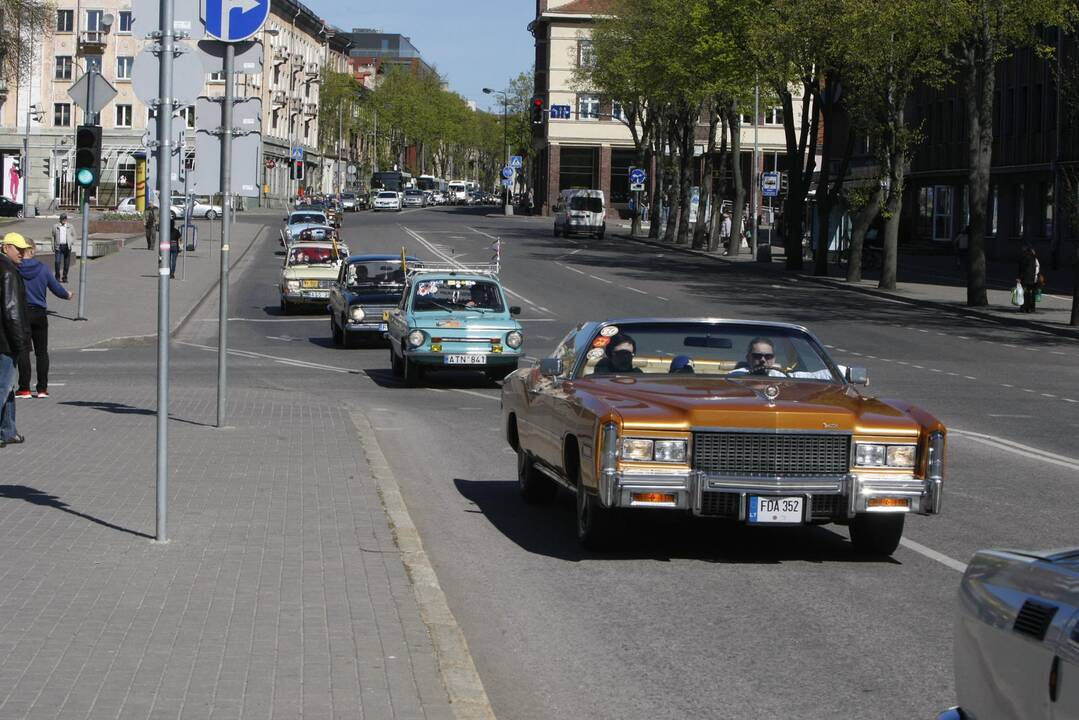 Senovinių automobilių paradas 