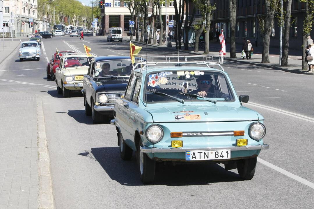 Senovinių automobilių paradas 