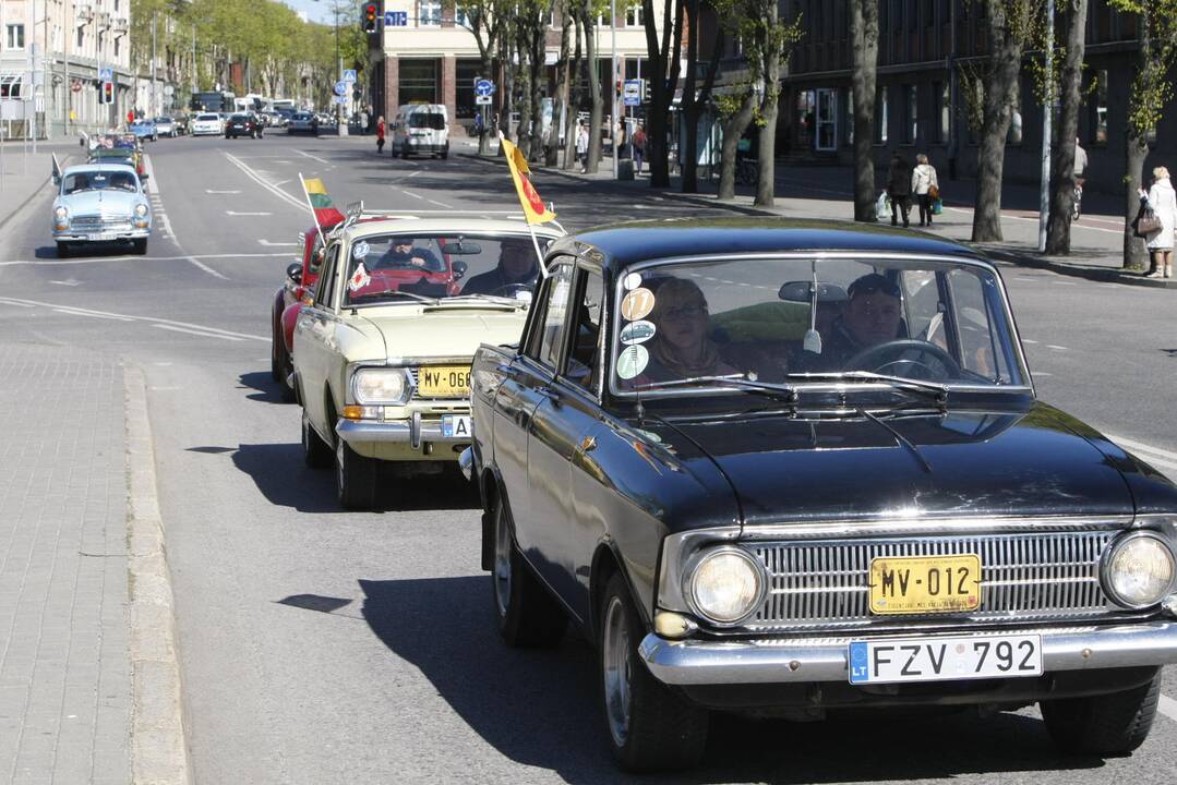 Senovinių automobilių paradas 