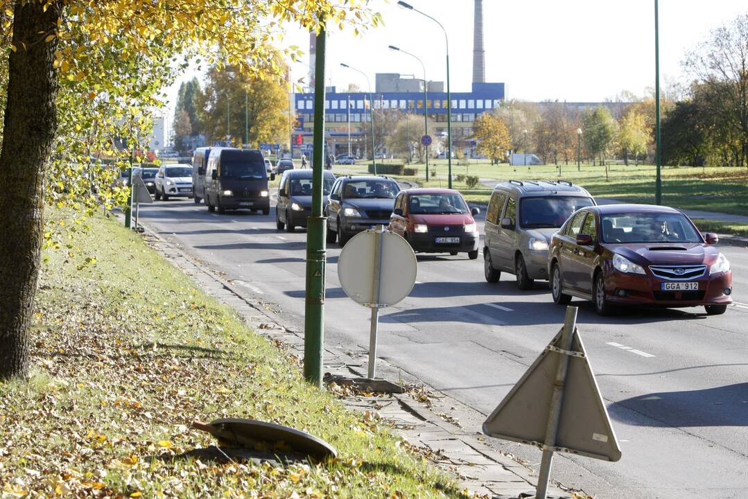 Mokyklos gatvėje  automobilių spūstys