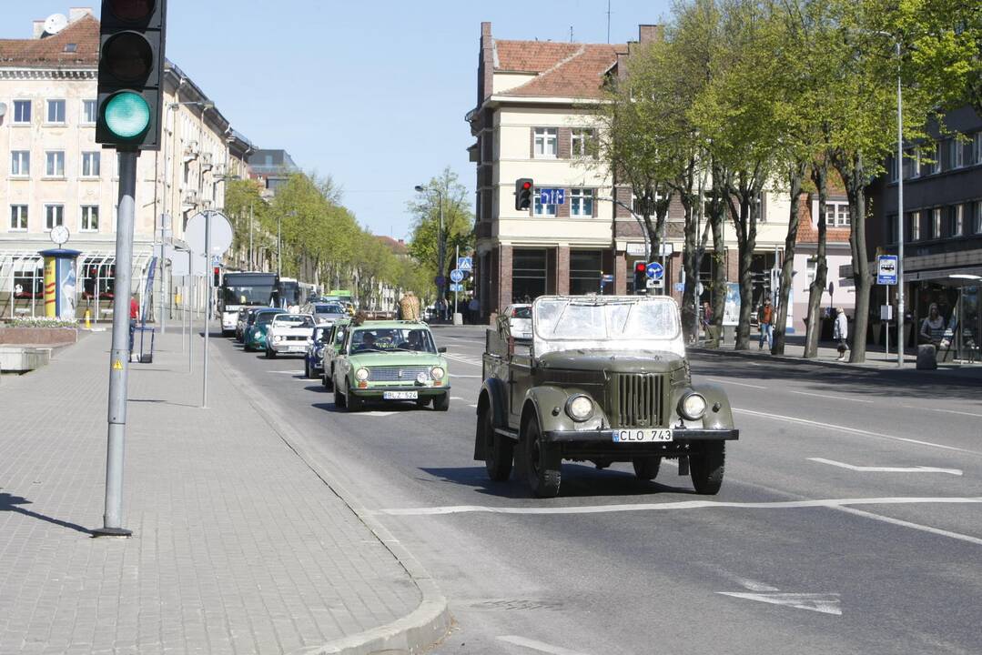 Senovinių automobilių paradas 