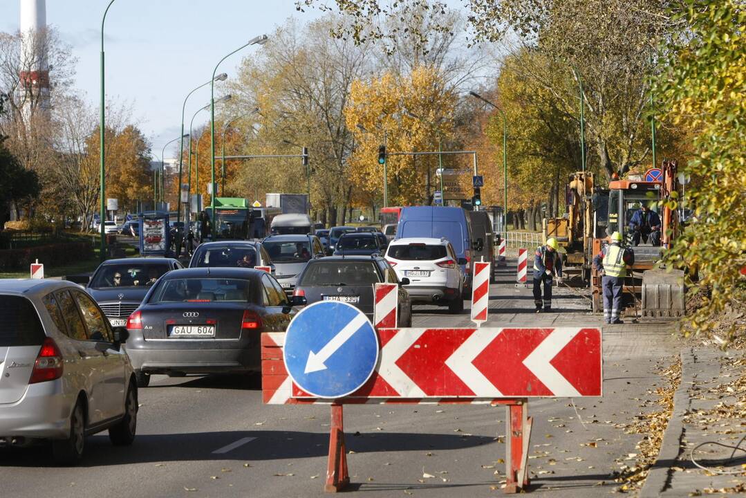 Mokyklos gatvėje  automobilių spūstys