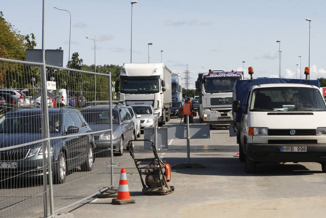 Vairuotojai keiksnoja remonto darbus: Liepų gatvėje – nesibaigiančios spūstys