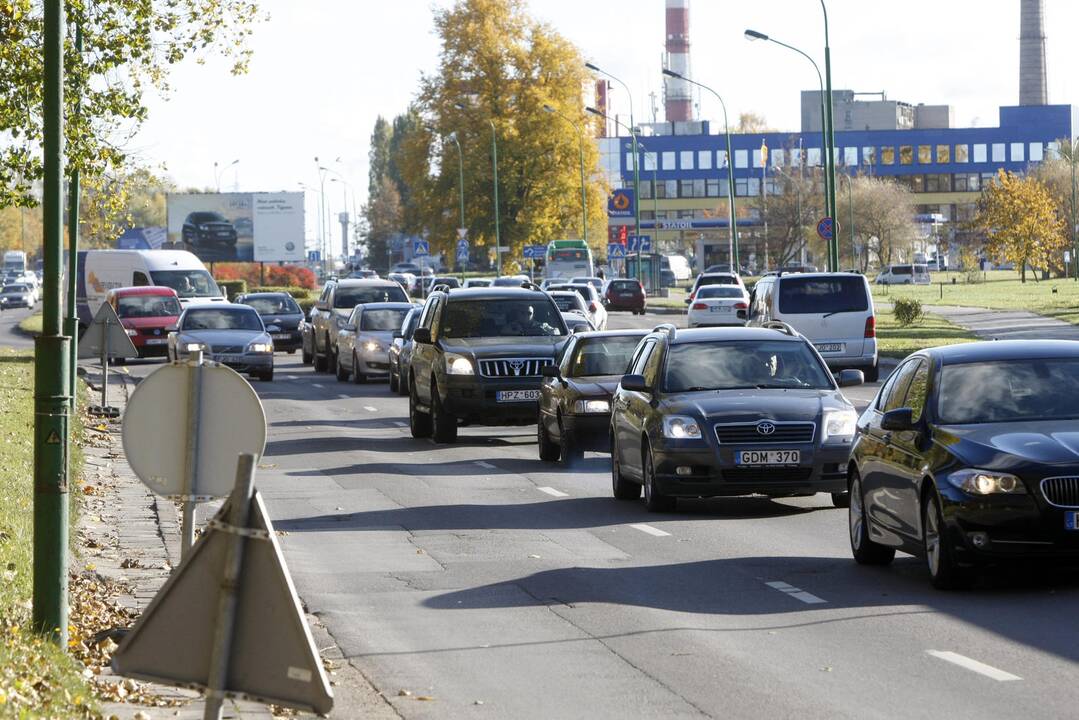Mokyklos gatvėje  automobilių spūstys