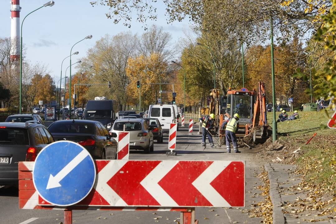 Mokyklos gatvėje  automobilių spūstys