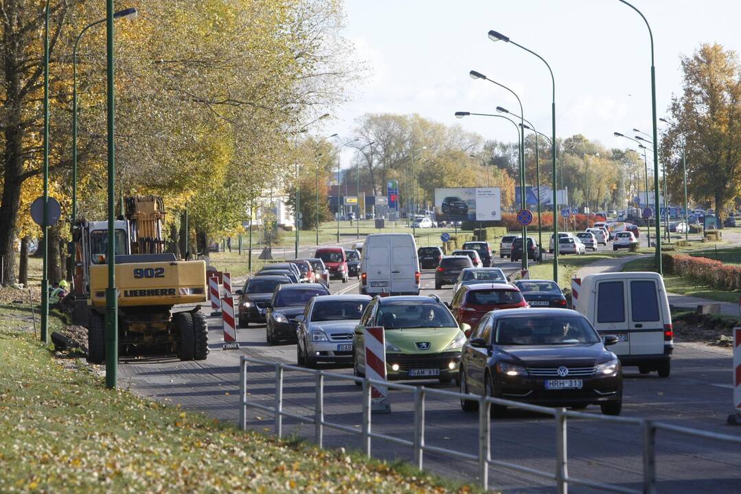 Mokyklos gatvėje  automobilių spūstys