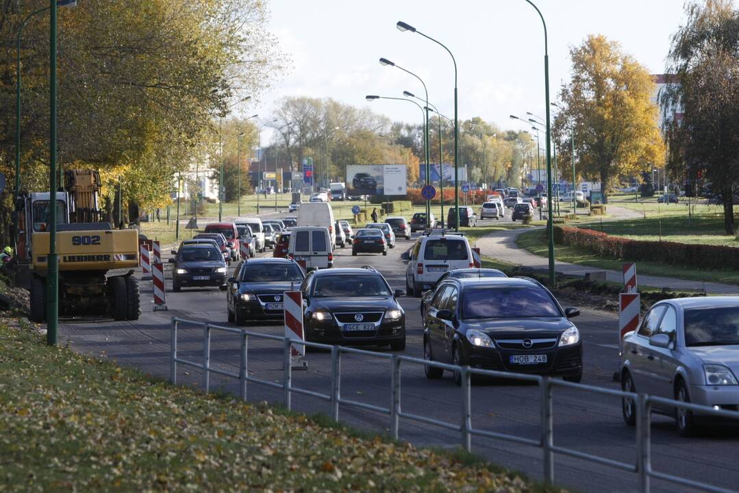 Mokyklos gatvėje  automobilių spūstys