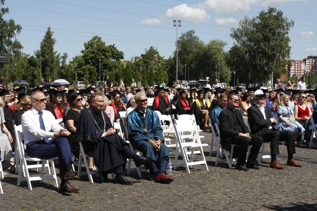 Klaipėdos universiteto absolventams įteikti diplomai