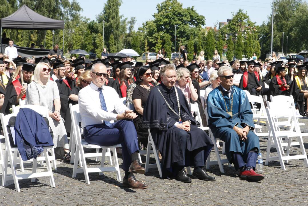 Klaipėdos universiteto absolventams įteikti diplomai