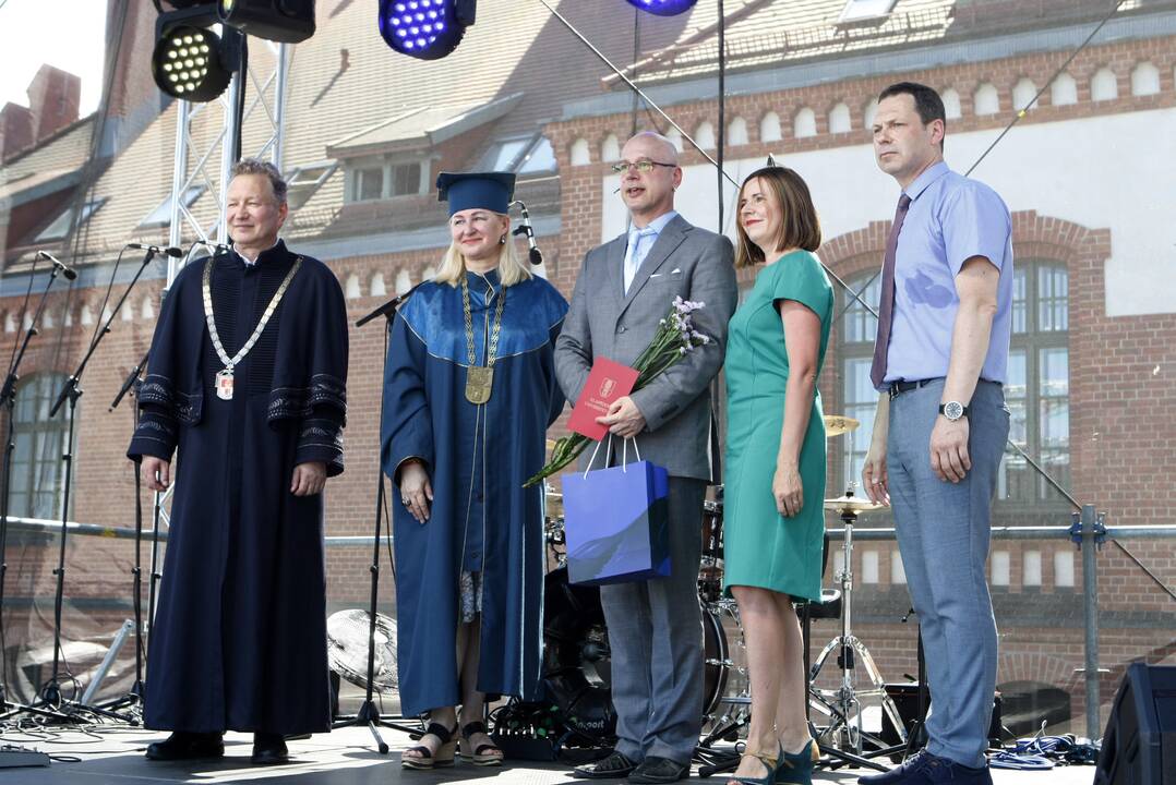 Klaipėdos universiteto absolventams įteikti diplomai