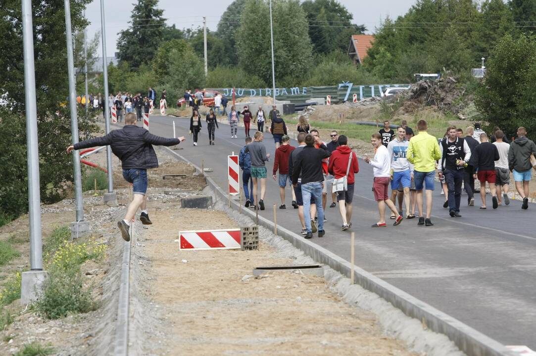 Į Karklės festivalį toliau plūsta žmonės