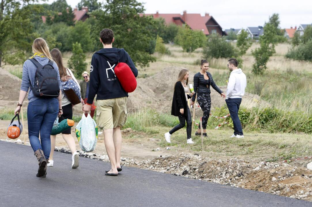 Į Karklės festivalį toliau plūsta žmonės