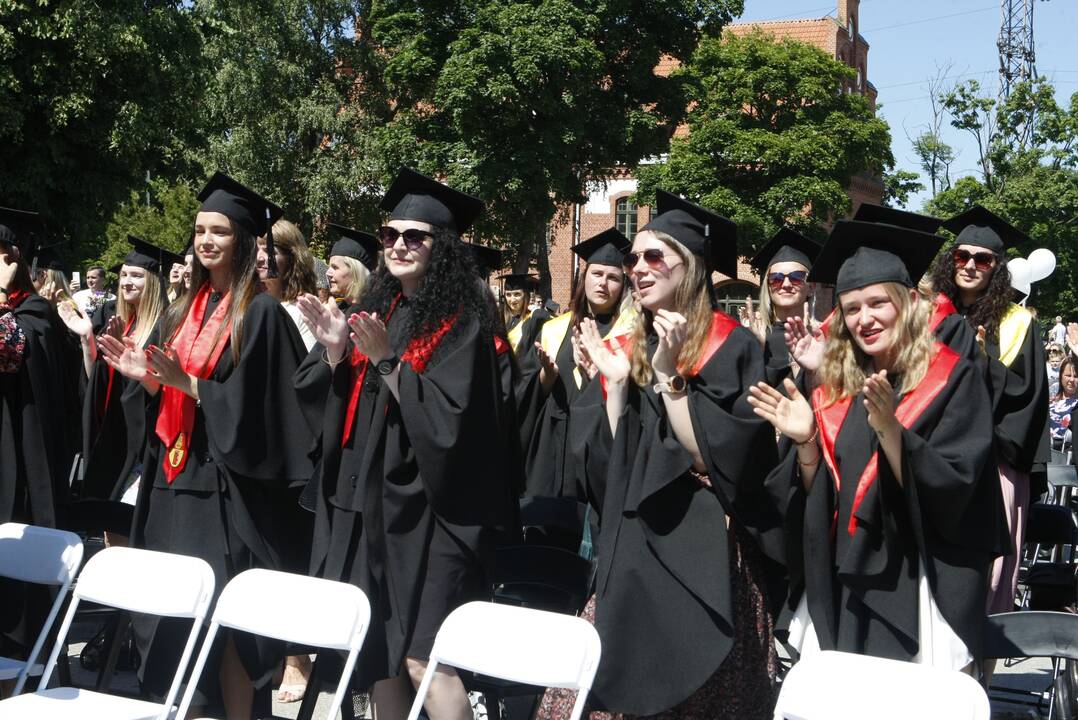 Klaipėdos universiteto absolventams įteikti diplomai
