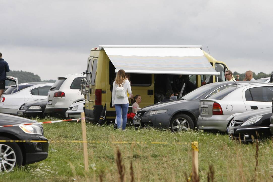 Į Karklės festivalį toliau plūsta žmonės