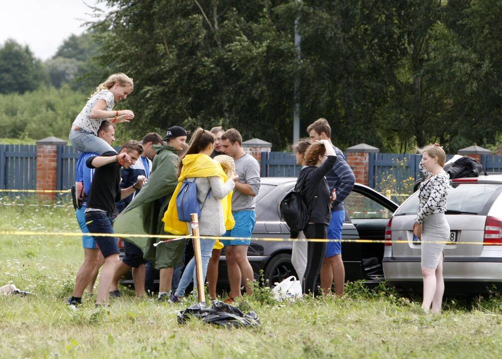 Į Karklės festivalį toliau plūsta žmonės