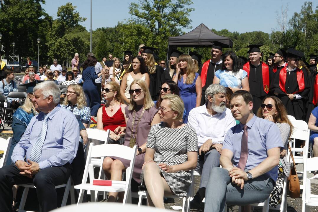 Klaipėdos universiteto absolventams įteikti diplomai