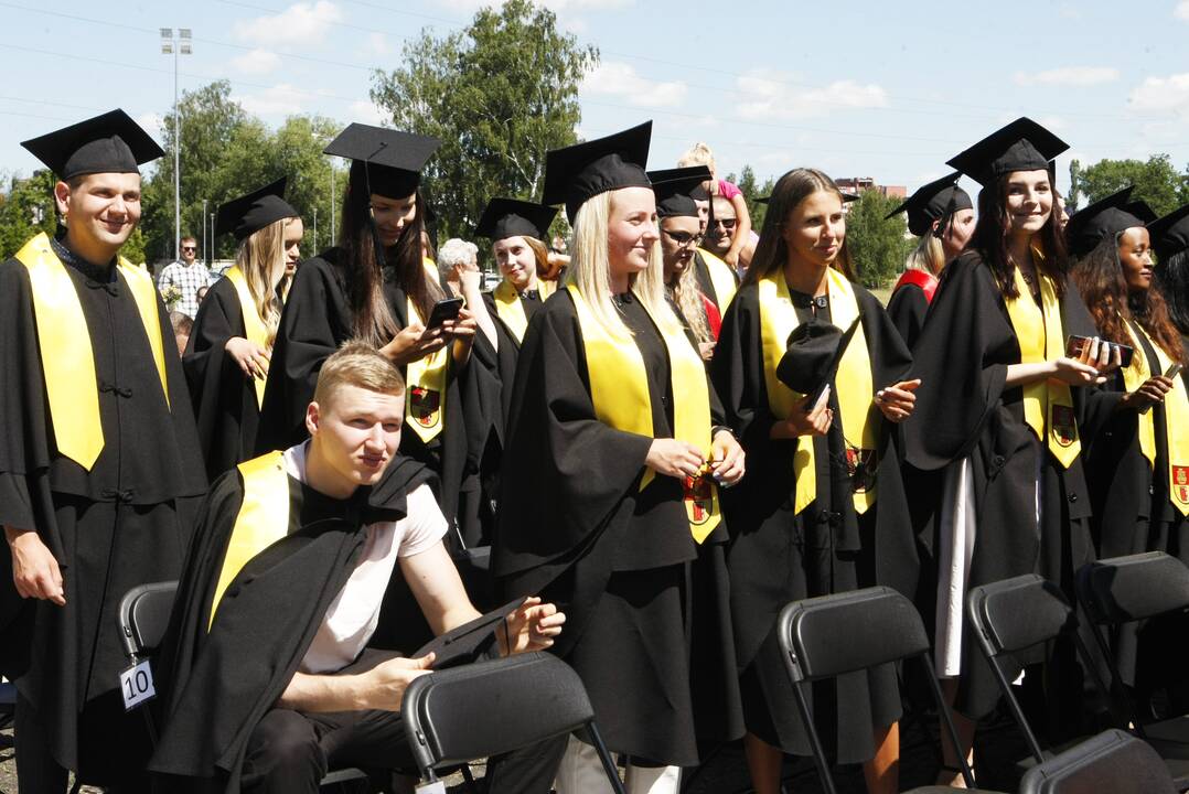 Klaipėdos universiteto absolventams įteikti diplomai