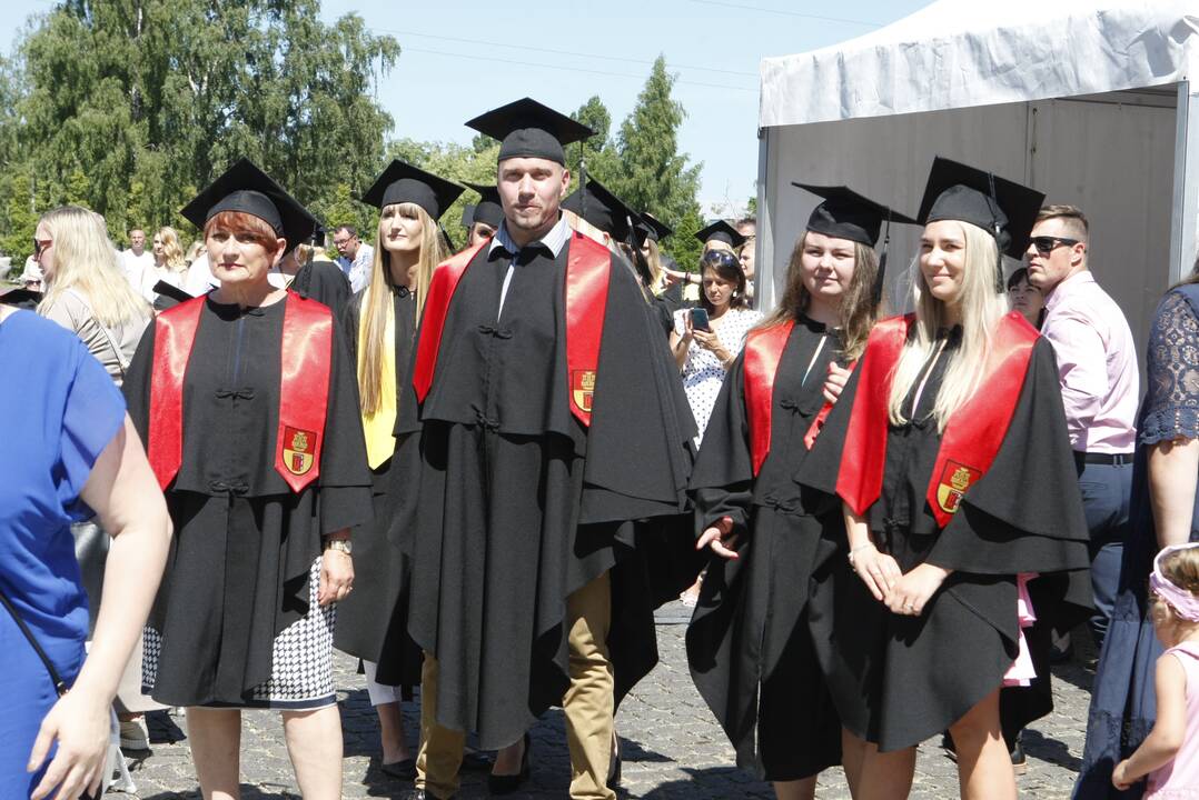 Klaipėdos universiteto absolventams įteikti diplomai
