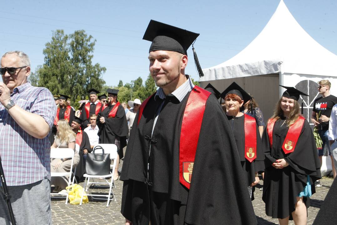 Klaipėdos universiteto absolventams įteikti diplomai