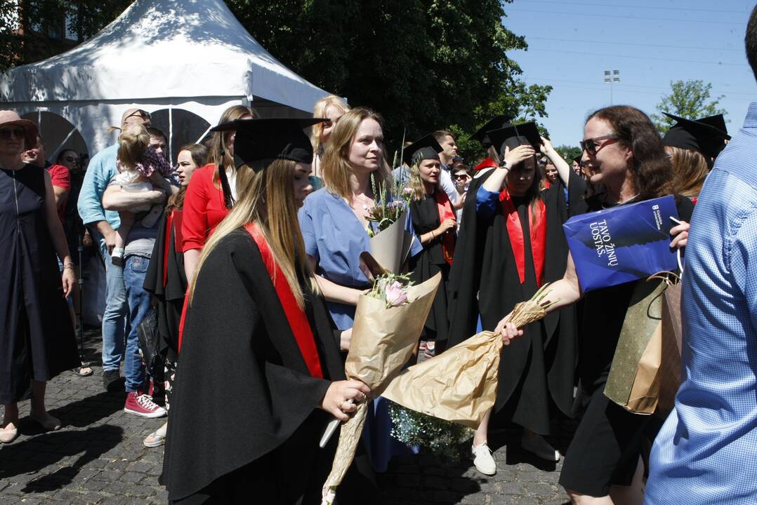 Klaipėdos universiteto absolventams įteikti diplomai