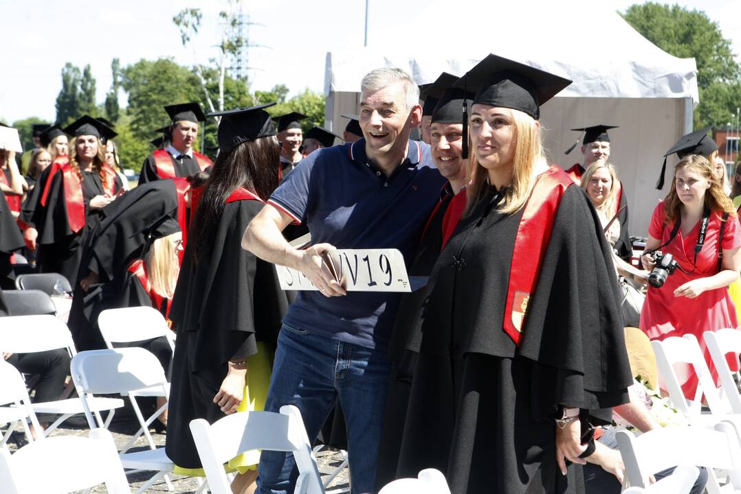 Klaipėdos universiteto absolventams įteikti diplomai