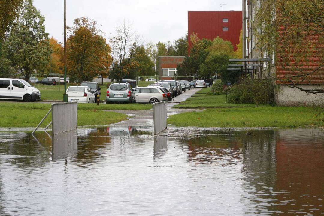 Į mokyklą – briste per vandenį