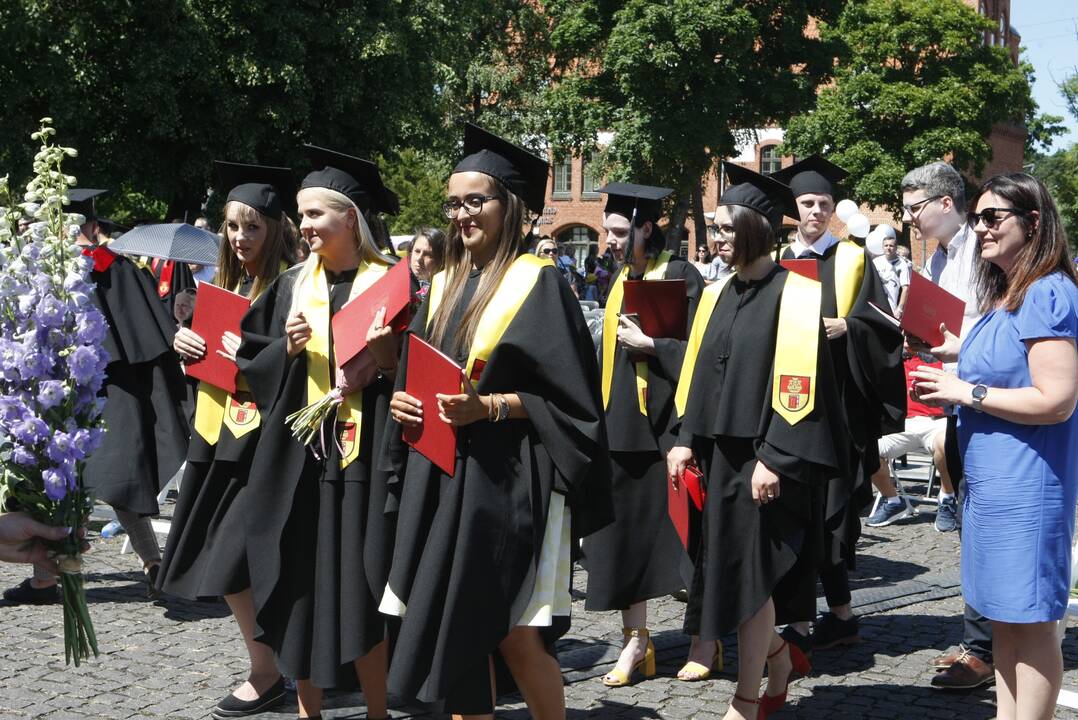 Klaipėdos universiteto absolventams įteikti diplomai
