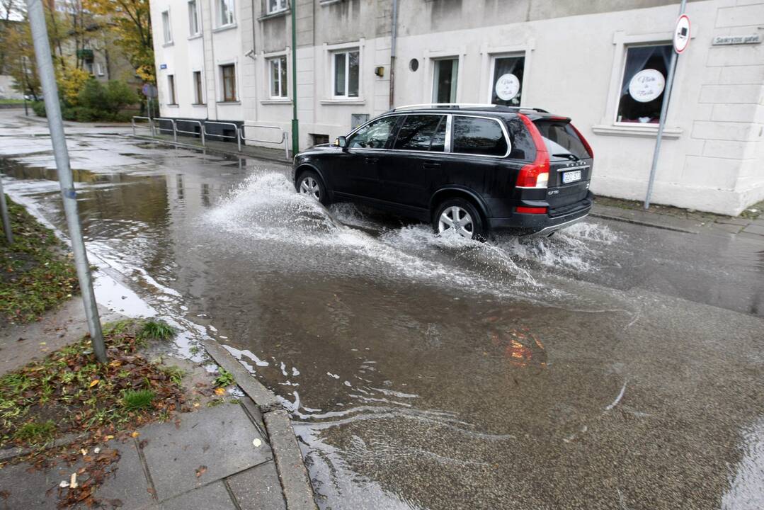 Rudeniški lietūs skandina miestą