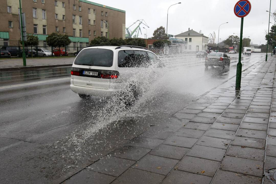 Rudeniški lietūs skandina miestą