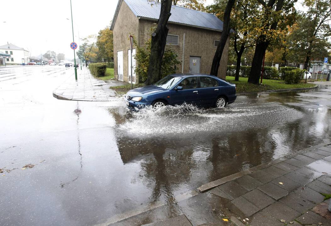 Rudeniški lietūs skandina miestą