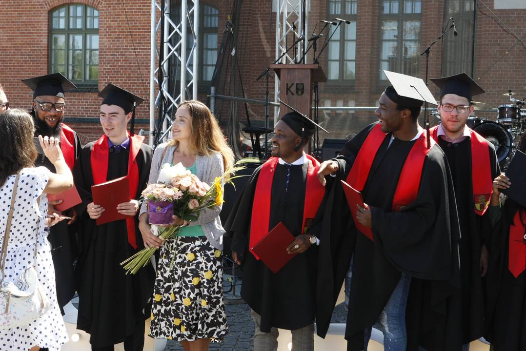 Klaipėdos universiteto absolventams įteikti diplomai